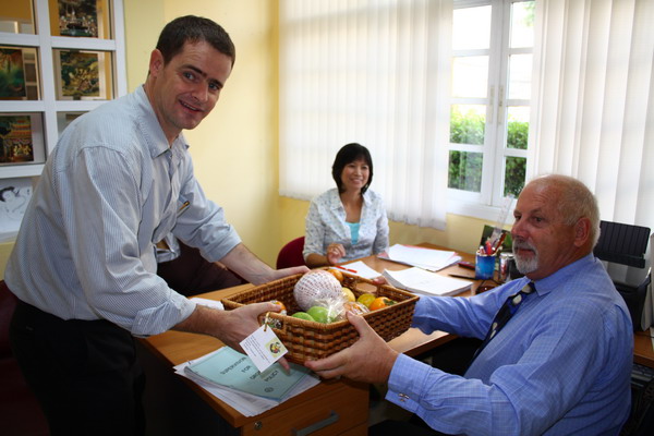 Academic director interrupted to receive his fruit basket 