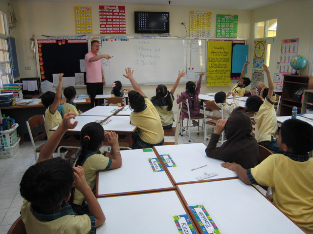 Grade 2 teacher elicits active response from students 