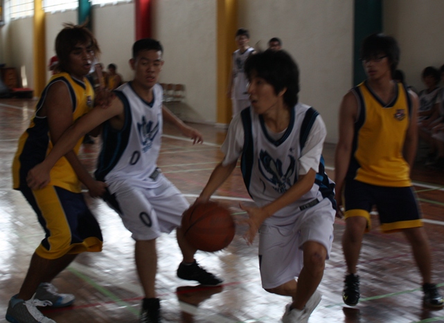 Center Arm sets up the screen while fellow senior Shin drives for the easy lay-up.