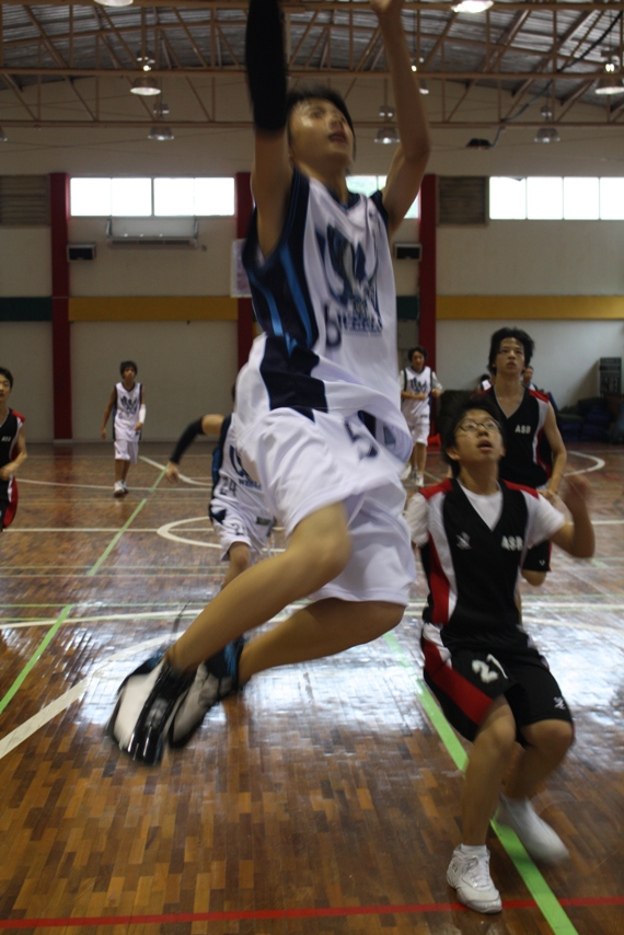 Kevin (gr. 8) flies high over ASB defenders in Seahawk victory.